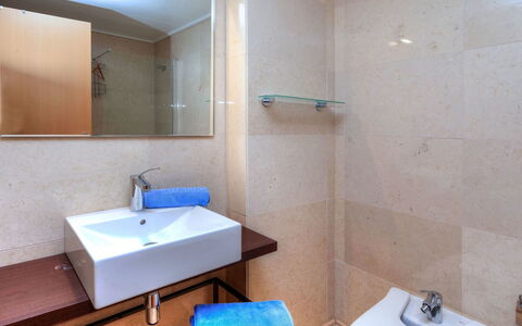 Escorxador: Miroir, Robinet, Évier, Lavabo, Propriété, Luminaire Plomberie, Salle De Bains, Architecture