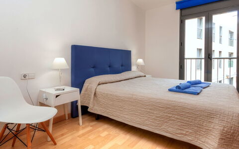 Escorxador: Meubles, Propriété, Fenêtre, Confort, Bleu, Bleu Azur, Bois, Ombre, Oreiller
