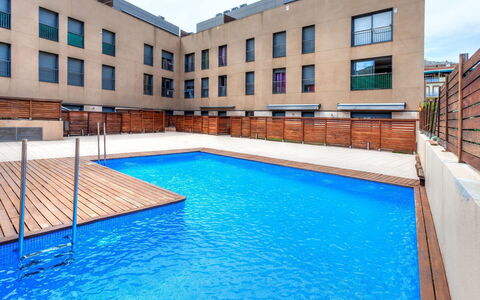 Escorxador: L'Eau, Bâtiment, Ciel, Fenêtre, Piscine, Bleu Azur, Bleu, Maison, Rectangle, Plante