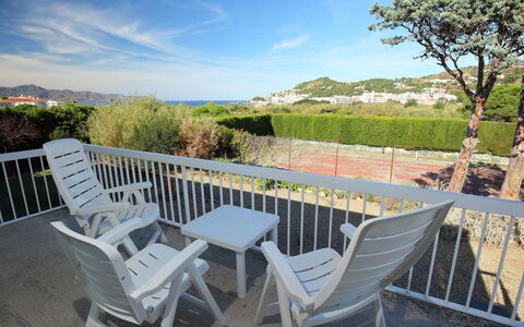 Agus: Ciel, Plante, Nuage, Meubles, Bâtiment, Chaise, Mobilier De Jardin, Maison, Herbe, Arbre
