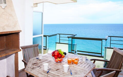 Playa de Aro 230: Table, Ciel, Meubles, Propriété, L'Eau, Bâtiment, Fleur, Bleu Azur, Bleu, Chaise