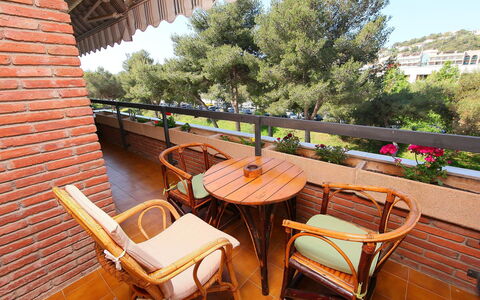 Rambla de Tossa: Plante, Meubles, Propriété, Chaise, Ciel, Arbre, Bois, Mobilier De Jardin, Bâtiment, Ombre