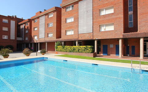 Rambla de Tossa: L'Eau, Bâtiment, Plante, Ciel, Propriété, Fenêtre, Bleu Azur, Piscine, Loisir, Condominium