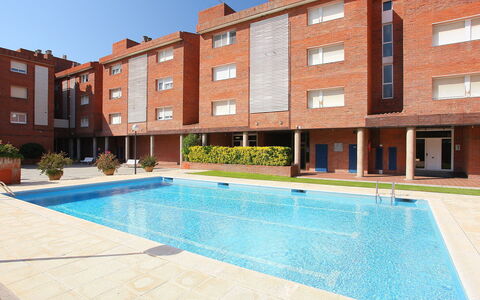 Rambla de Tossa: L'Eau, Plante, Bâtiment, Ciel, Fenêtre, Propriété, Piscine, Bleu Azur, Design Intérieur, Ombre