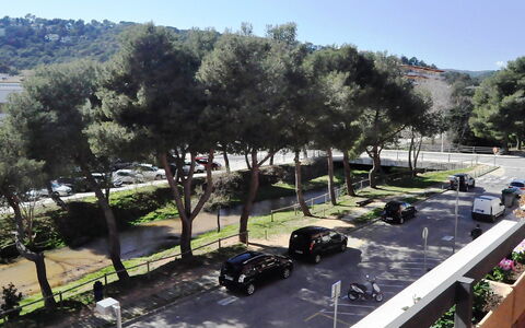 Rambla de Tossa: Ciel, Plante, Propriété, Voiture, Arbre, Véhicule, Ombre, Lot Terre, Design Urbain, Paysage