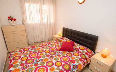Rambla de Tossa: Meubles, Propriété, Fenêtre, Bâtiment, Confort, Textile, Orange, Design Intérieur, Éclairage, Cadre De Lit