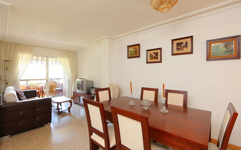 Rambla de Tossa: Table, Meubles, Cadre, Propriété, Fenêtre, Chaise, Canapé, Plante D'Appartement, Bâtiment, Design Intérieur