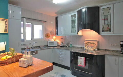 Leon: Cabinetry, Propriété, Comptoir, Cuisinière, Bois, Cuisine, Appareil De Cuisine, Évier, Le Fourneau, Électroménager