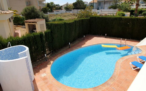 Leon: L'Eau, Plante, Bâtiment, Bleu Azur, Piscine, Arbre, Chaise, Mobilier De Jardin, Ciel, Loisir