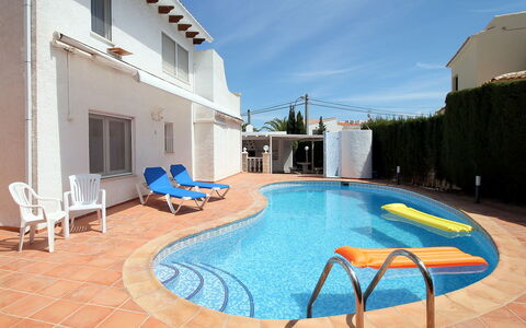 Leon: L'Eau, Ciel, Propriété, Bâtiment, Piscine, Bleu Azur, Chaise, Ombre, Mobilier De Jardin, Design Intérieur