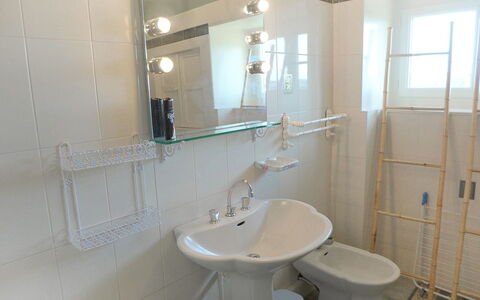 Les Nielles: Miroir, Robinet, Évier, Luminaire Plomberie, Propriété, Lavabo, Salle De Bains, Violet, Bâtiment, Fenêtre
