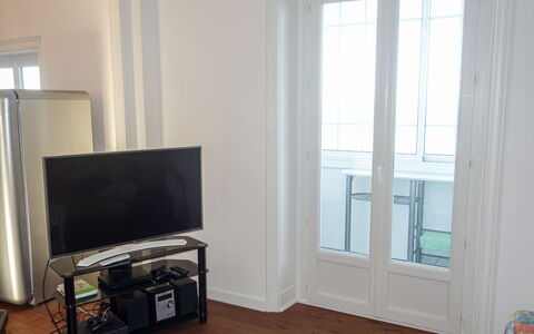 Les Nielles: Bâtiment, Bois, Salon, Fenêtre, Design Intérieur, Sol, Sol, Télévision, Téléviseur, Dur