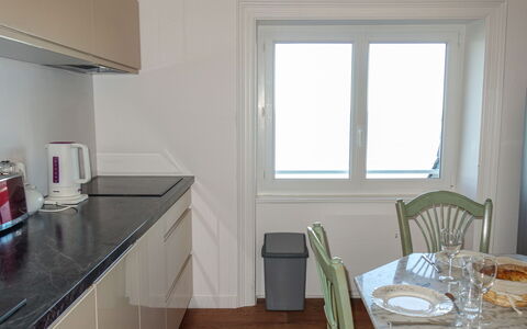 Les Nielles: Cabinetry, Propriété, Meubles, Fenêtre, Comptoir, Table, Vaisselle, Bâtiment, Cuisinière, Chaise