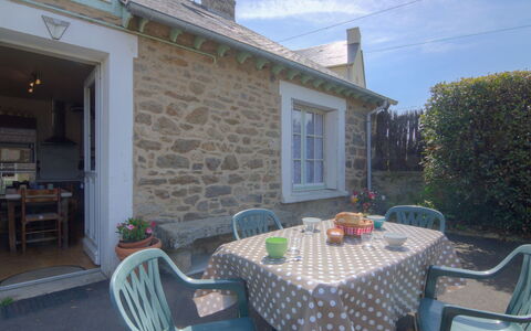 Saint Ideuc: Table, Meubles, Ciel, Propriété, Chaise, Bâtiment, Nuage, Tableau De Plein Air, Fenêtre, Mobilier De Jardin