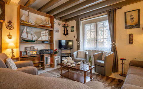 Saint Ideuc: Ciel, Nuage, Bâtiment, Propriété, Fenêtre, Bois, Table, Maison, Ombre, Mobilier De Jardin