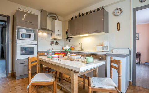 Saint Ideuc: Ciel, Nuage, Bâtiment, Propriété, Fenêtre, Bois, Table, Maison, Ombre, Mobilier De Jardin