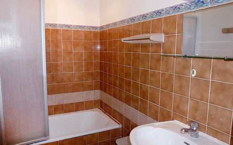 Le Grau du Roi 110: Marron, Propriété, Luminaire Plomberie, Robinet, Évier, Bâtiment, Salle De Bains, Bois, Design Intérieur, Lavabo
