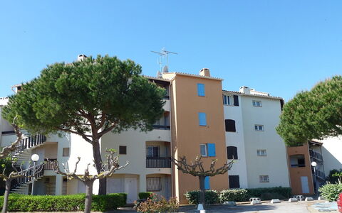 Le Grau du Roi 110: Ciel, Plante, Bâtiment, Jour, Fenêtre, Arbre, Design Urbain, Maison, Condominium, Façade