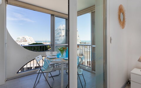 La Tour Fenestrelle: Meubles, Bâtiment, Ciel, Table, Fenêtre, Design Intérieur, Ombre, Salon, Maison
