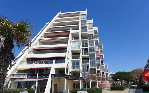 La Tour Fenestrelle: Ciel, Bâtiment, Propriété, Plante, Arbre, Architecture, Design Urbain, Quartier, Zone Résidentielle, Condominium