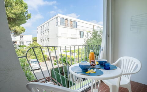 Marin'Land: L'Eau, Plante, Bâtiment, Jour, Propriété, Ciel, Piscine, Bleu Azur, Arbre, Plan D'Eau