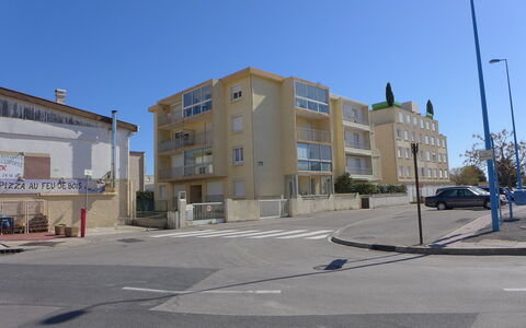 Narbonne-Plage 295: L'Eau, Plante, Propriété, Bâtiment, Piscine, Bleu Azur, Fenêtre, Architecture, Loisir, Zone Résidentielle