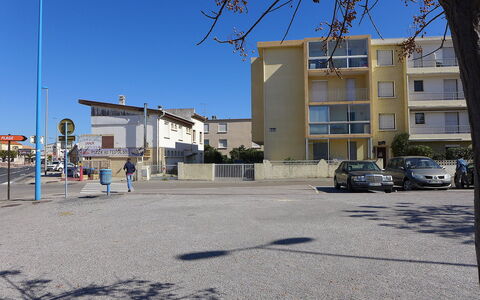 Narbonne-Plage 295: L'Eau, Plante, Propriété, Bâtiment, Piscine, Bleu Azur, Fenêtre, Architecture, Loisir, Zone Résidentielle