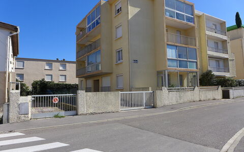 Narbonne-Plage 295: L'Eau, Plante, Propriété, Bâtiment, Piscine, Bleu Azur, Fenêtre, Architecture, Loisir, Zone Résidentielle