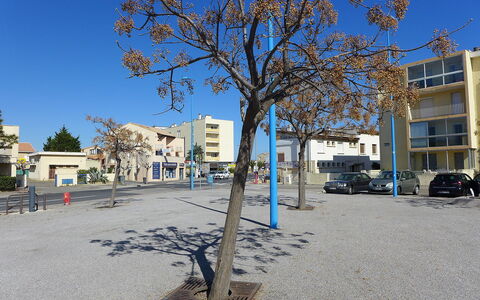 Narbonne-Plage 295: L'Eau, Plante, Propriété, Bâtiment, Piscine, Bleu Azur, Fenêtre, Architecture, Loisir, Zone Résidentielle