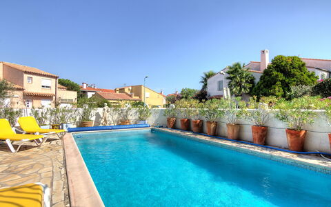 Villa Thiers: L'Eau, Plante, Ciel, Propriété, Piscine, Bâtiment, Bleu Azur, Arbre, Plan D'Eau, Architecture