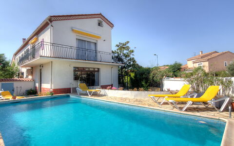 Villa Thiers: L'Eau, Plante, Ciel, Propriété, Bâtiment, Piscine, Bleu, Bleu Azur, Arbre, Fenêtre