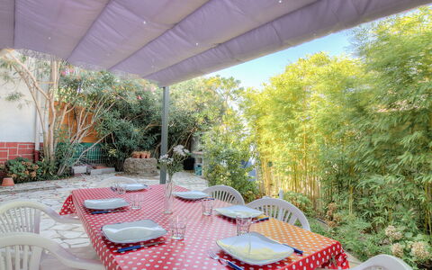 Villa Thiers: Table, Plante, Meubles, Propriété, Chaise, Vaisselle, Ombre, Mobilier De Jardin, Arbre, Design Intérieur