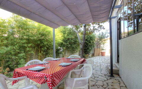 Villa Thiers: Plante, Meubles, Table, Ombre, Bâtiment, Chaise, Mobilier De Jardin, Design Intérieur, Arbre, Loisir