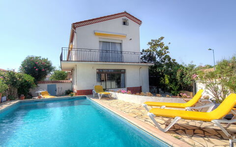 Villa Thiers: L'Eau, Ciel, Bâtiment, Propriété, Plante, Piscine, Bleu Azur, Maison, Arbre, Station Balnéaire
