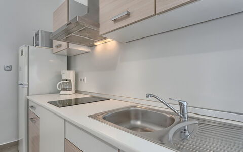 Lino: Robinet, Evier, Évier, Cabinetry, Bâtiment, Propriété, Comptoir, Luminaire Plomberie, Meubles, Produit