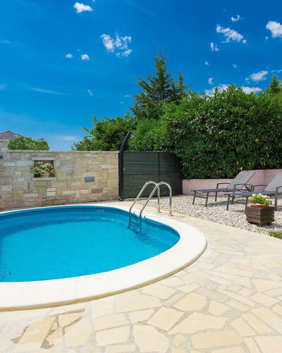 Lino: Nuage, L'Eau, Jour, Propriété, Plante, Ciel, Bleu, Bleu Azur, Piscine, Architecture
