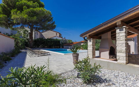 Hrvatin: Plante, Ciel, Bâtiment, Lot Terre, Ombre, Arbre, Arecales, Paysage, Façade, Loisir