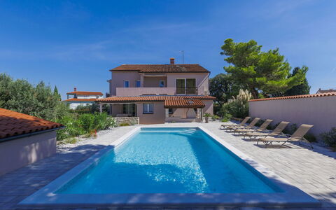 Hrvatin: Ciel, L'Eau, Plante, Propriété, Bâtiment, Piscine, Bleu, Bleu Azur, Arbre, Loisir