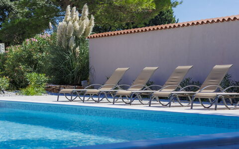 Hrvatin: L'Eau, Plante, Meubles, Balancelle, Piscine, Mobilier De Jardin, Arbre, Ombre, Ciel, Loisir