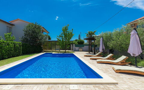Adria: L'Eau, Nuage, Plante, Jour, Propriété, Ciel, Piscine, Lumière, Bleu, Bleu Azur