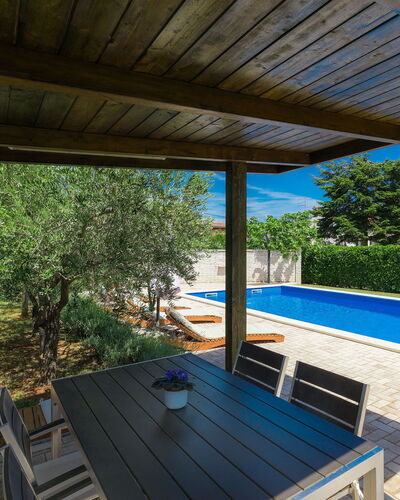 Adria: Plante, Propriété, Bâtiment, L'Eau, Piscine, Ombre, Mobilier De Jardin, Fenêtre, Éclairage, Architecture