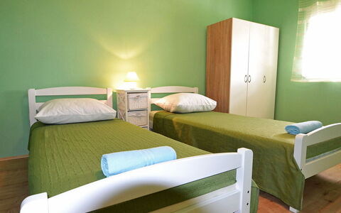 Novigrad (Zadar) 112: Meubles, Propriété, Vert, Confort, Bleu Azur, Ombre, Bois, Cadre De Lit, Bâtiment, Oreiller