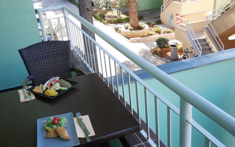 Vodice 200: Propriété, Plante, Vert, Produit, Design Intérieur, Chaise, Porche, Pot De Fleur, Bois, Sol