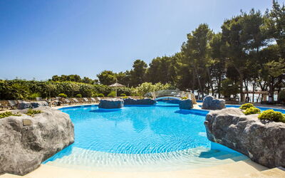Vodice 200: L'Eau, Ciel, Ressources En Eau, Piscine, Arbre, Paysage Naturel, Plante, Plan D'Eau, Herbe, Aqua
