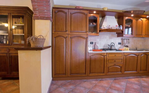 La Fenice: Pièce, Cabinetry, Propriété, Comptoir, Cuisine, Meubles, Bâtiment, Domicile, Design Intérieur, Sol