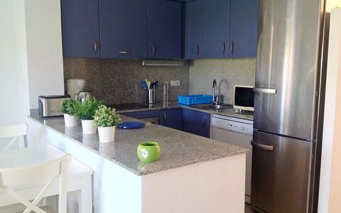 Michele: Cabinetry, Comptoir, Meubles, Evier, Évier, Table, Plante, Bâtiment, Chaise, Cuisinière