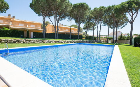 Michele: L'Eau, Plante, Ciel, Propriété, Piscine, Arbre, Bleu Azur, Ombre, Bâtiment, Rectangle