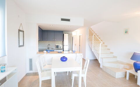 Michele: Meubles, Table, Bleu Azur, Bois, Bâtiment, Salon, Sol, Sol, Plante D'Appartement, Maison
