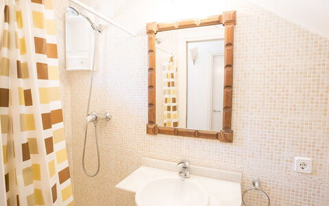 Michele: Miroir, Marron, Évier, Luminaire Plomberie, Propriété, Robinet, Lavabo, Salle De Bains, Design Intérieur, Violet