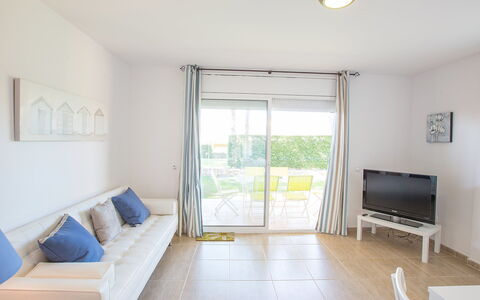 Michele: Bâtiment, Canapé, Fenêtre, Confort, Ombre, Bois, Maison, Sol, Sol